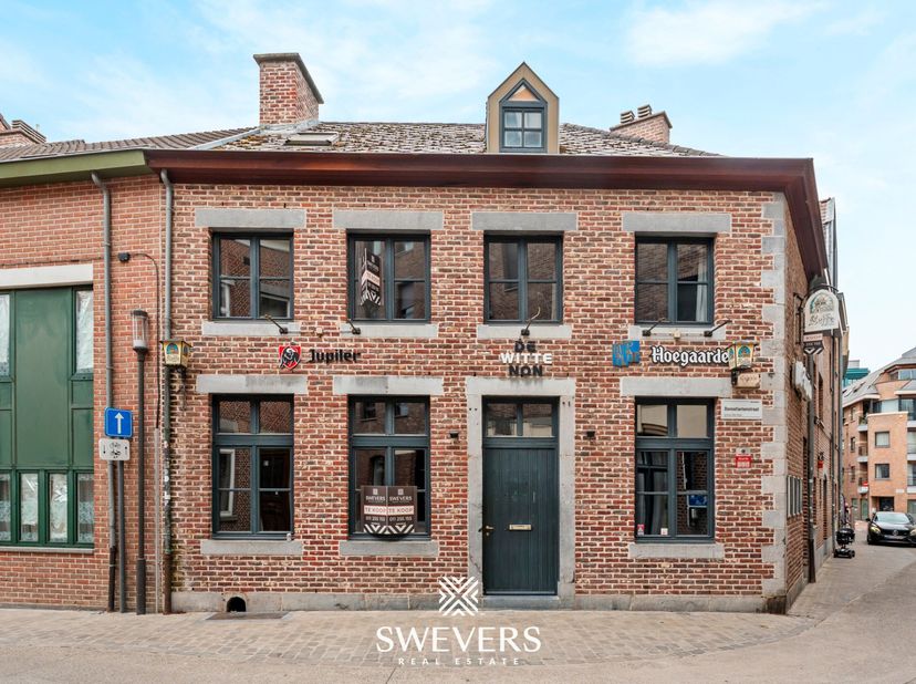 Voor meer info en foto’s, surf naar www.swevers.be – Wonen en werken combineren op een centrale locatie in Hasselt? In de Bonnefantenstraat 26 vind je