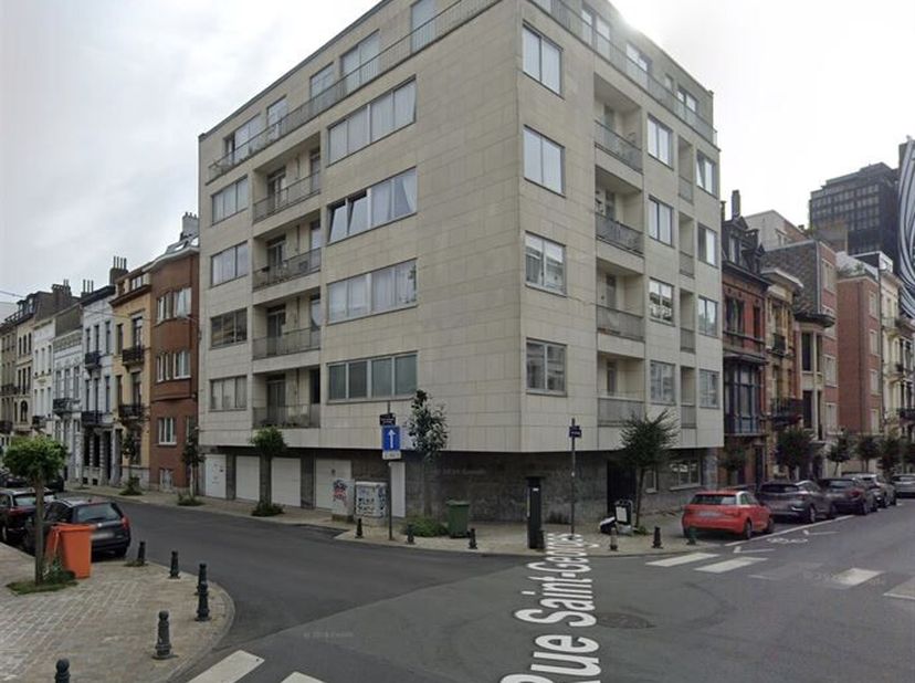 Op een steenworp afstand van de Louizalaan en de Bascule.<br />
Parkeerplaats in de kelder (gemakkelijke toegang) voor één auto.<br />
Toegangsdeur me