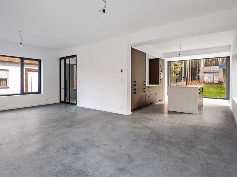Energiezuinige, hoogwaardig gerenoveerde 3slpk. woning op 7a38ca<br />
Ligging: Gelegen nabij het centrum van Herentals alsook in een zeer bosrijke om