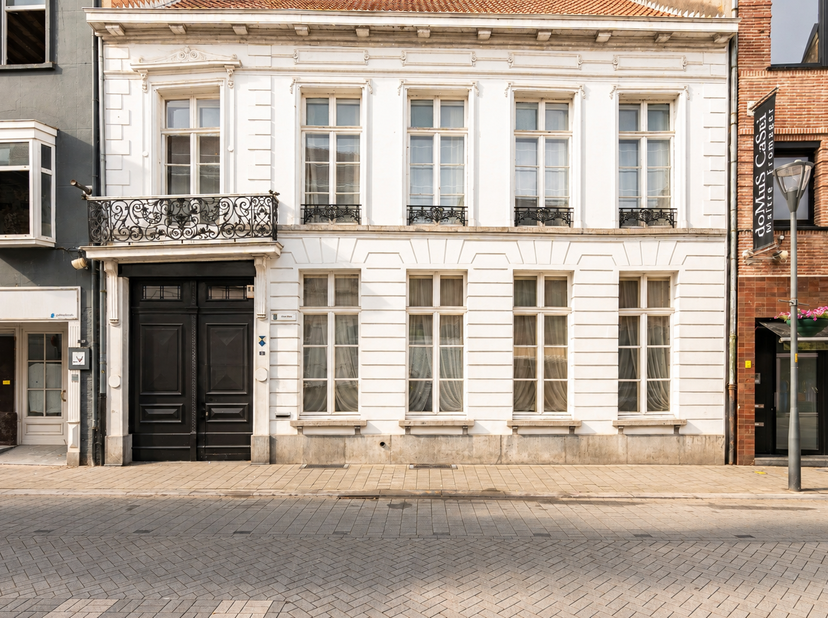 In het hart van Turnhout bevindt zich dit uitzonderlijk karaktervolle en historisch waardevolle herenhuis, bekend als “Groot Breda” en met oorsprong r