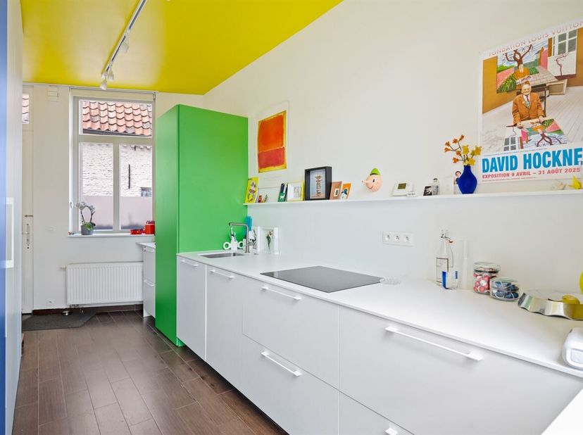 Deze charmante stadswoning bevindt zich in een rustige, kindvriendelijke buurt vlak bij de Veemarkt, op wandelafstand van winkels, scholen, openbaar v