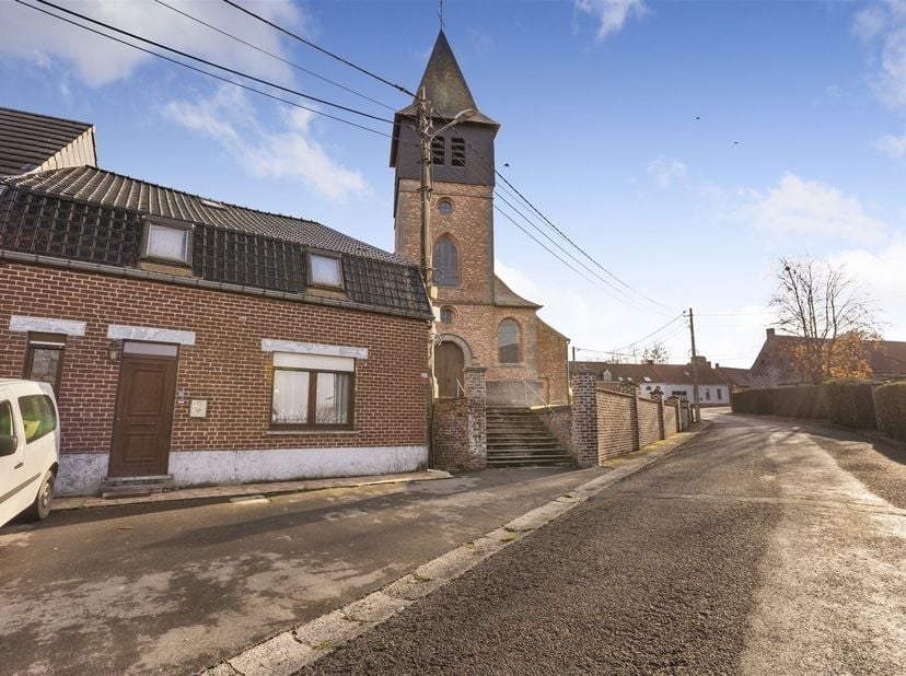 Jolie maison à rénover avec extérieur.<br />
<br />
Cette sympathique maison à rénover se compose comme suit:<br />
<br />
REZ: un hall d'entrée d