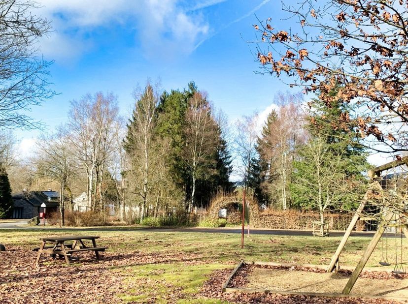 Bouwterrein met bomen, deel uitmakend van het standingvolle Residentieel Park les Onays, volledig uitgerust<br />
Info+: Kosten te voorzien : 250€ voo