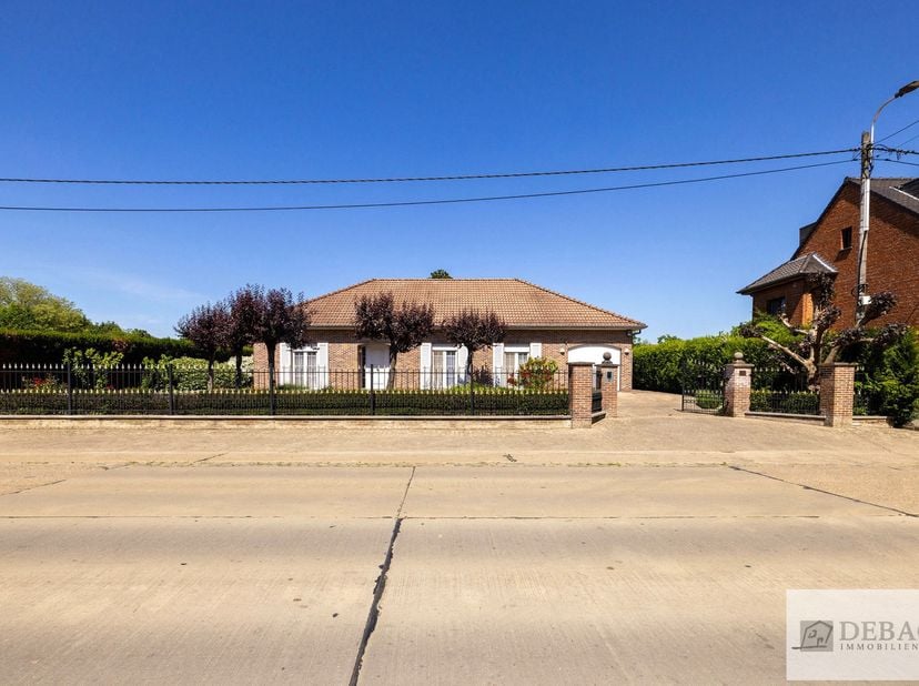 Mooie laagbouwwoning op een prachtig en riant perceel van 2.196m² te Itegem!<br />
Bent u op zoek naar een mooie en ruime laagbouwwoning met een fanta