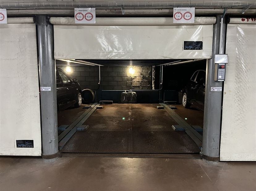 Garage met liftsysteem in centrum van Genk<br />
De garage is gelegen aan Schietboomstraat 5 in Genk en heeft nummer S10. <br />
De garage heeft een l