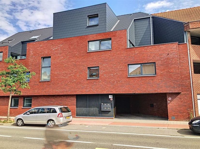 Afgesloten garagebox  (17,5m²) met automatische poort gelegen op de Aarschotsesteenweg 702 in Wilsele. Toegang via autolift gebouw. <br />
<br />
Fo