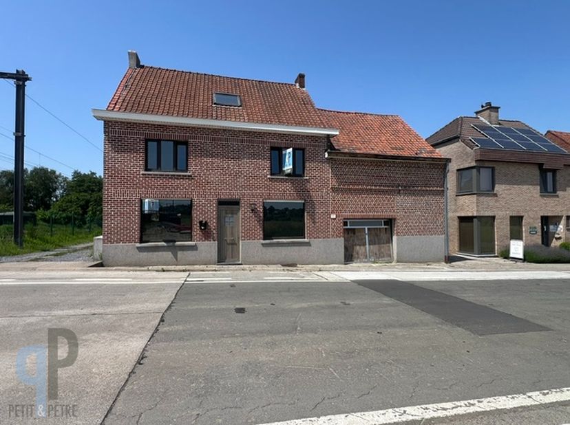 Aan de rand van Zottegem vinden we deze te renoveren woning, bestaande uit een leefruimte, met toegang tot het terras en de tuin, een keuken, veranda