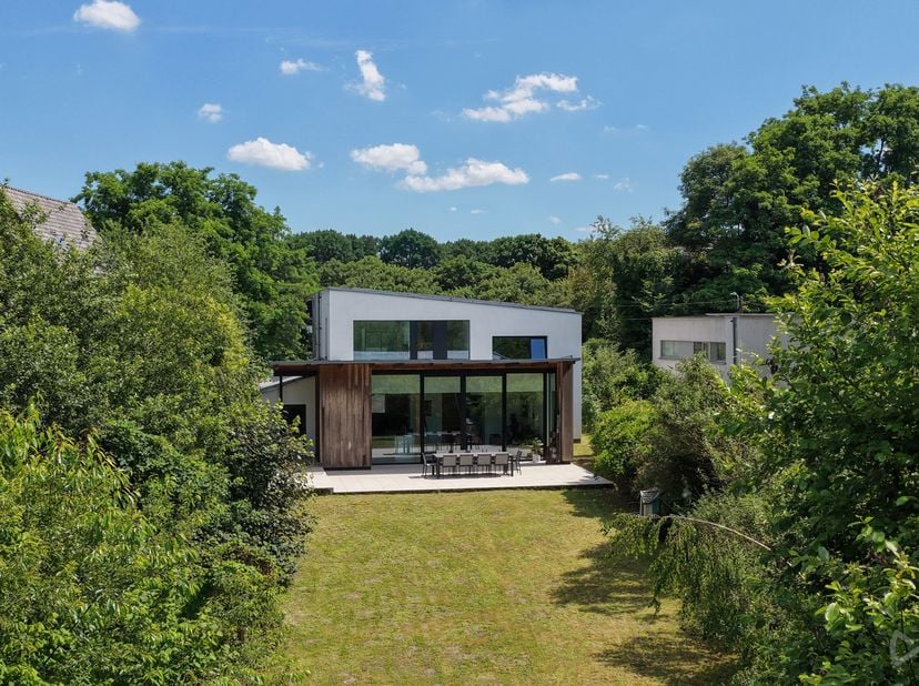 Laissez-vous inspirer par cette magnifique maison entièrement rénovée, où se marient architecture contemporaine, finitions haut de gamme et emplacemen