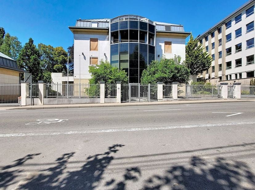 W Immobilière vous propose à la location ce magnifique penthouse d'exception, idéalement situé à seulement 5 minutes à pied de la gare d'Arlon et à pr