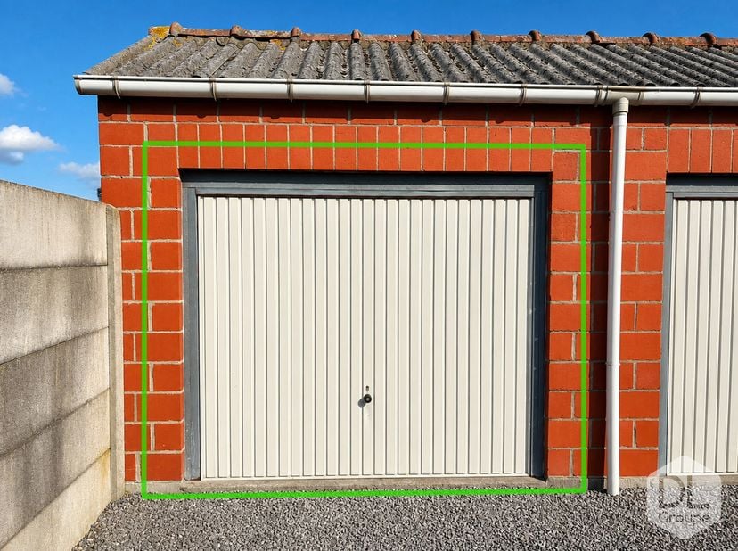 Garage situé dans un secteur calme à Herseaux, à proximité immédiate de toutes les commodités. Accessible par une allée privée, il offre un accès prat