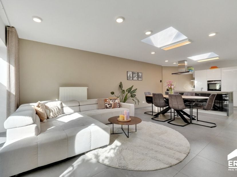 Deze gezellige stadswoning biedt verrassend veel ruimte en hedendaags wooncomfort. De woning beschikt over een zonnige tuin met terras, ideaal om in a
