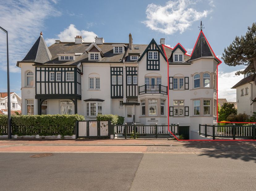 Prachtige hoekwoning gelegen in één van de mooiste lanen van Duinbergen, op wandelafstand van het strand.<br />
<br />
De woning beschikt over 5 volwa