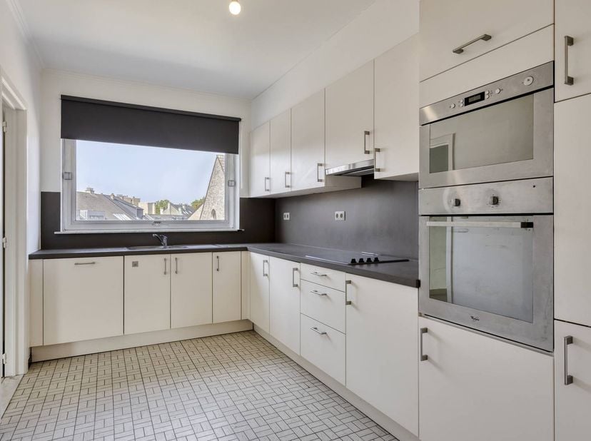 Ontdek dit ruime 3-slaapkamerappartement uit 1974, gelegen op de derde verdieping, met een bewoonbare oppervlakte van maar liefst 112 m². Dankzij de c