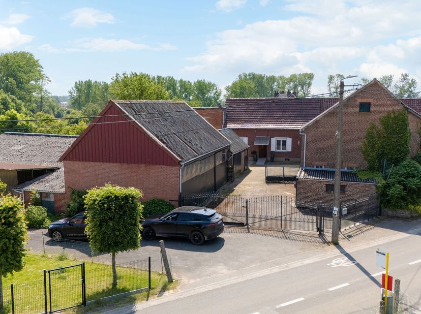 Droomt u van een landelijke woning met veel ruimte, weiden en bijgebouwen? Dan is deze eigendom beslist een bezoek waard.<br />
Gelegen op een perceel