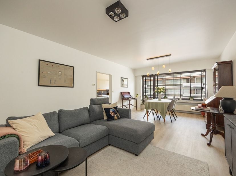 Op zoek naar een stijlvol en instapklaar appartement op een rustige, maar vlot bereikbare locatie? Dit volledig gerenoveerde appartement op de eerste