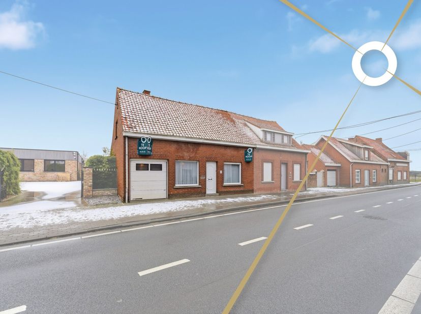 In het centrum van Poelkapelle, op een perceel van 346 m², vinden we deze te renoveren woning met tal van mogelijkheden. De woning beschikt over een b