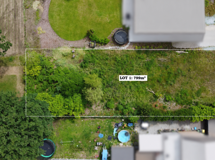 In het groen gelegen nabij het centrum van Blauberg (Herselt). Het perceel beschikt over een oostgerichte tuin en heeft een straatbreedte van 16,50 m