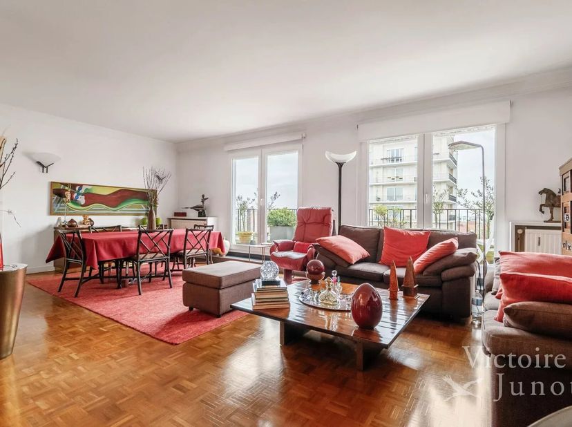 Uitstekende ligging voor dit prachtige 3-slaapkamerappartement met terrassen, gelegen op de 7e verdieping van een prestigieus gebouw, dicht bij het op