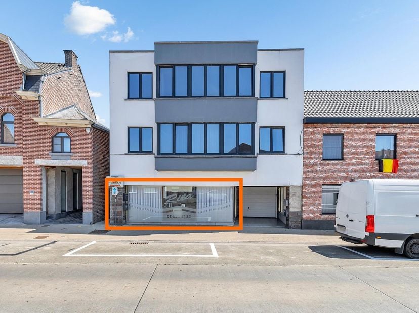 Op een topligging nabij het centrum van Denderhoutem bevindt zich dit interessante commerciële gelijkvloers. Winkels, scholen en openbaar vervoer bevi