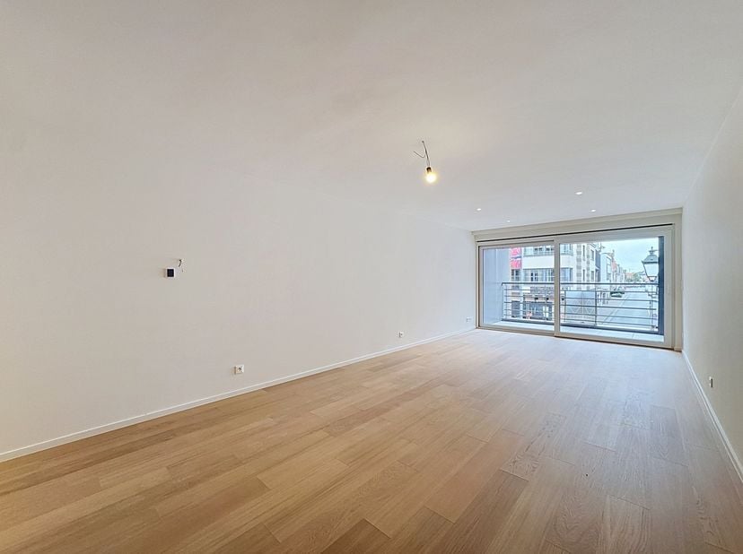 !!OPEN HUIS Zaterdag 04/07 10u-12u!!<br />
<br />
Exclusief gerenoveerd en energiezuinig appartement op topligging in het hart van Knokke met 2 slpks,