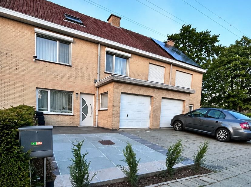 Bent u op zoek naar een ruime, energiezuinige woning te waar comfort, rust en een praktische indeling samenkomen? Dan is deze verzorgde gezinswoning t