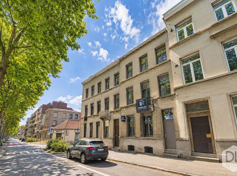 Au rez-de-chaussée, le premier logement s’ouvre sur un hall d’entrée desservant un vaste espace de vie composé d’un séjour, d’une salle à manger et d’