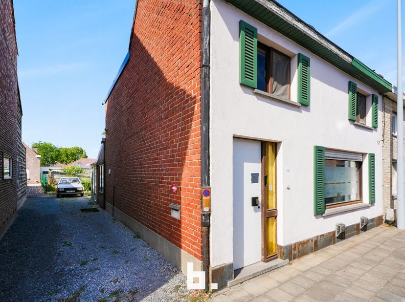 Deze halfopen woning, gelegen aan de Desselgem-Dries 145 te Desselgem (Waregem), werd oorspronkelijk gebouwd in 1930 en beschikt over een bewoonbare o