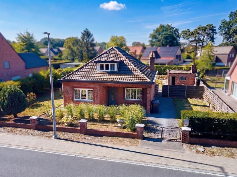 Cette charmante villa, construite en 1954, est construite sur un beau terrain de 7 ares 95 ca, dans un quartier résidentiel calme et familial à Keerbe