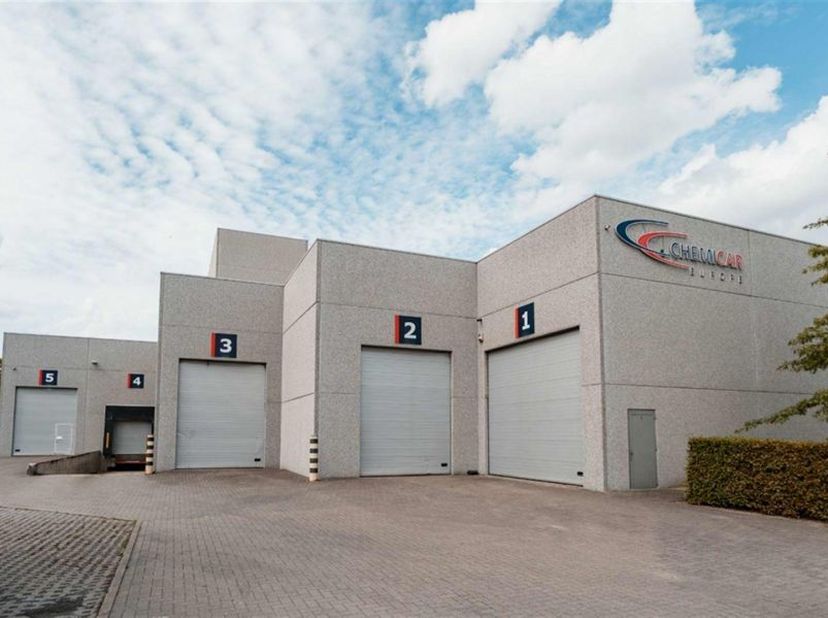Bedrijfspand in Zwijndrecht. 5 sectionaalpoorten en laadkade. Direct aan Parallelweg-Zuid en nabij E17.<br />
<br />
--------<br />
niet opsplitsbaar<