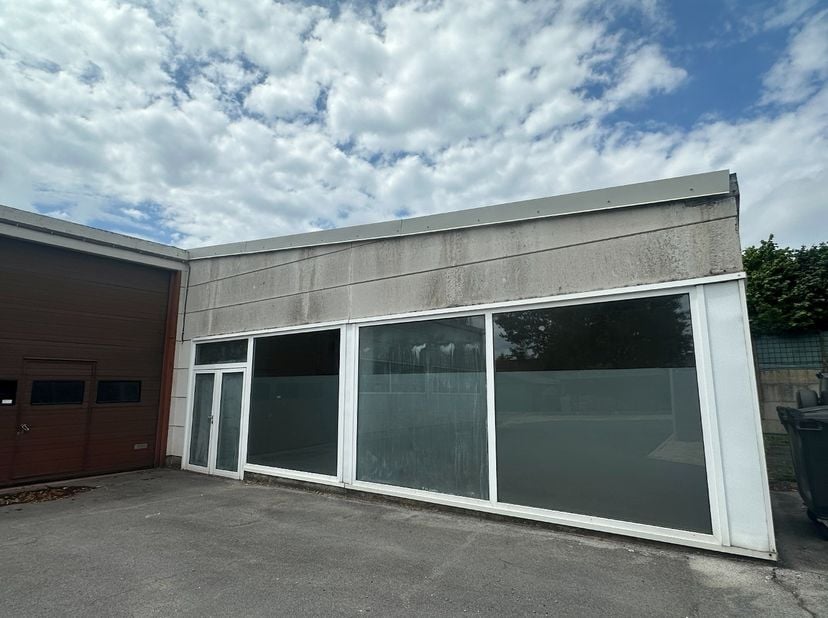 Opslagruimte/showroom te huur nabij centrum Belzele, op een rustige locatie. <br />
<br />
Parkeermogelijkheden in de buurt. <br />
Verwarming voorzie