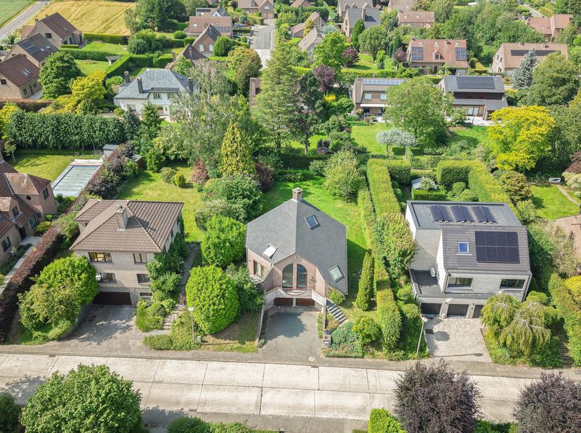 Maxime Real Estate vous propose cette charmante villa avec un magnifique jardin privatif.<br />
Située dans un quartier calme et résidentiel, elle bén