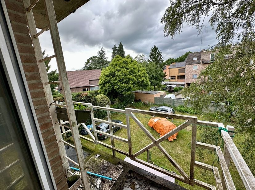 Bent u op zoek naar een interessante investering of een betaalbaar verblijf? Dit éénslaapkamer appartement op de 1ste verdieping biedt tal van opportu