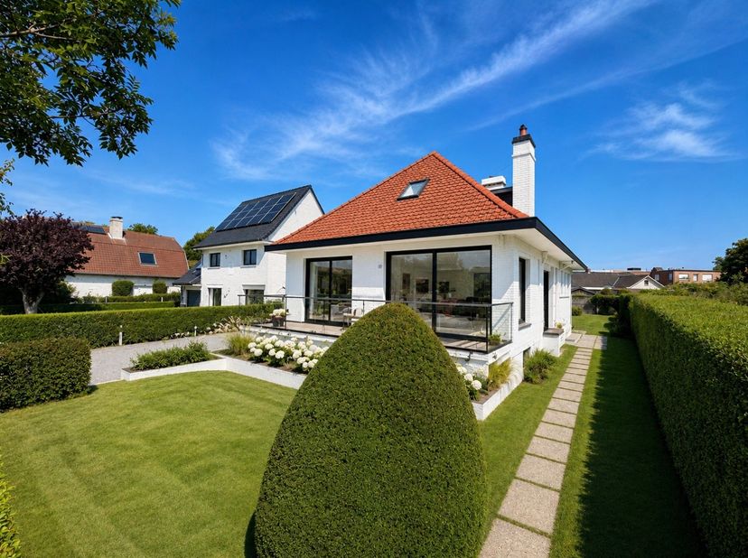 Op een rustige, residentiële topligging (Paul Delvauxlaan)&amp;nbsp; vinden we deze charmante woning met enorme mogelijkheden. De woning is volledig te re
