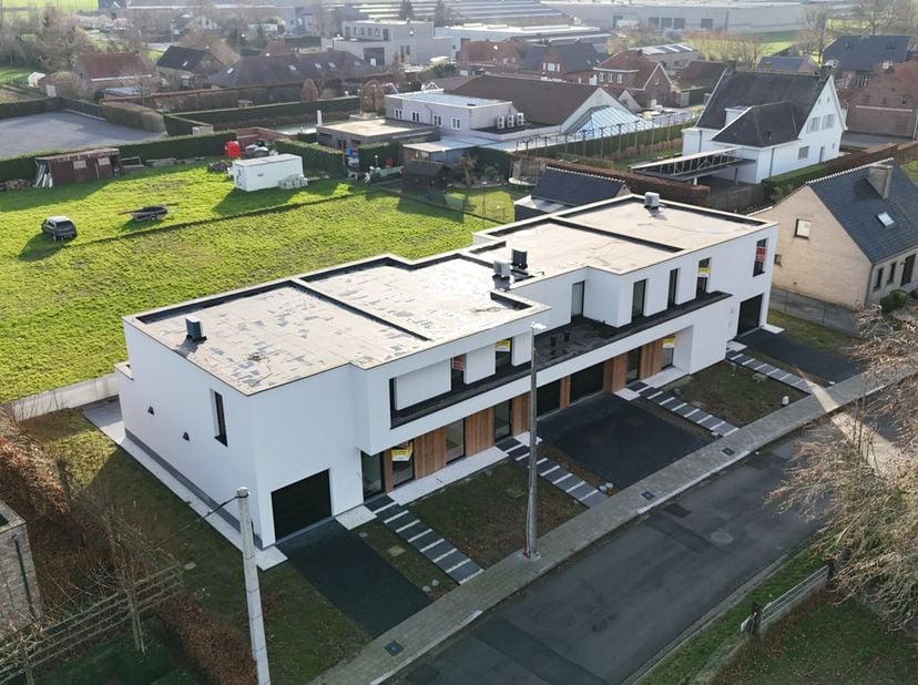 In de Ieperstraat te Kortemark vinden we dit prachtig nieuwbouwproject waarbij 2 halfopen woningen &amp;amp; 2 gesloten woningen beschikbaar zijn. De woni