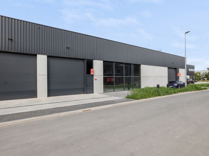 In een goed bereikbare bedrijvenzone te Oostkamp bevindt zich deze casco nieuwbouw KMO-unit van 495m². De unit biedt een praktische en kwalitatieve ru