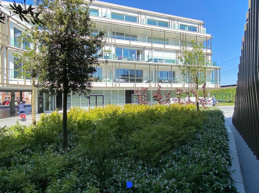 Mooi uitgerust en energiezuinig appartement in de vernieuwde stationsbuurt op wandelafstand van het centrum van Roeselare!<br />
<br />
Indeling:<br /