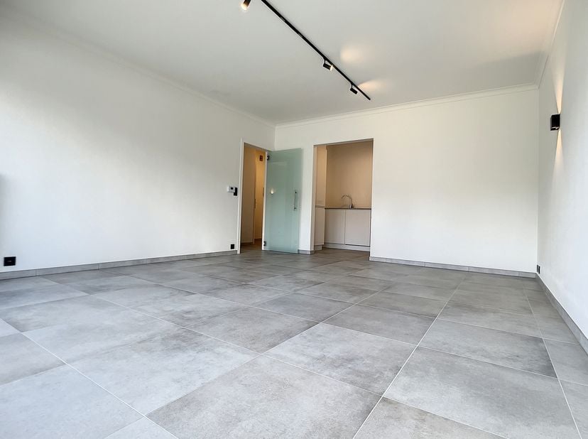 Indeling: Inkomhal met gastentoilet, ruime moderne woonkamer met open geïnstalleerde keuken, badkamer met inloopdouche en één volwaardige slaapkamer.