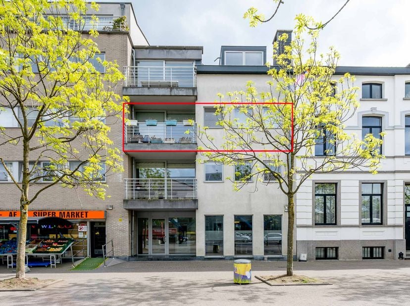 3-SLAAPKAMER APPARTEMENT -<br />
In residentie Centrum Sennepoort, bevindt zich dit aangename appartement op de tweede verdieping.<br />
Het apparteme