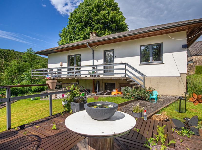 Votre agence de Mariembourg vous présente à la sortie de Couvin, une maison de type plain-pied (bungalow de 1971) comprenant un hall d'entrée avec un