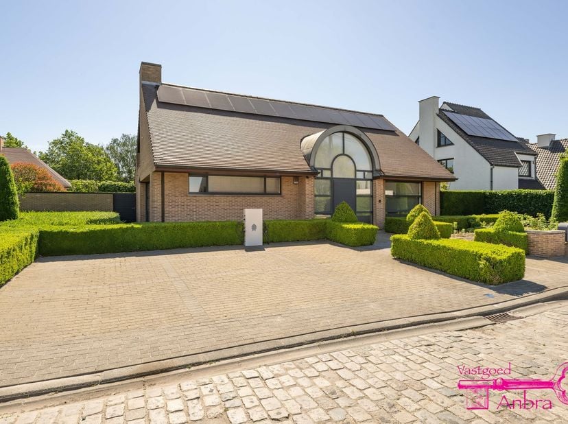 * Ruime alleenstaande woning in Tielt (Meulebeke)<br />
* Centrale en vlot bereikbare ligging, op korte afstand van het centrum en bushalte<br />
* Mo