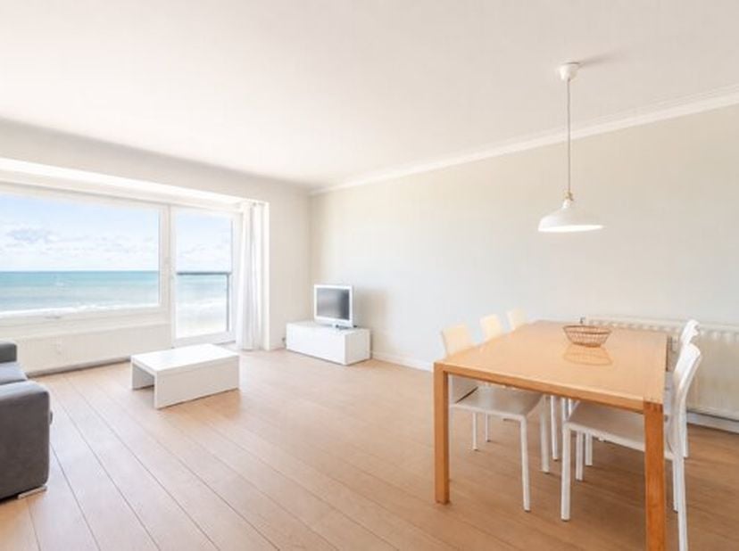 Prachtig doorloop appartement met twee slaapkamers te koop in de residentie Rembrandt gelegen te Nieuwpoort, Zeedijk 22. Dit uniek appartement werd vo