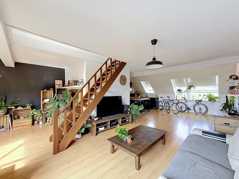 Dit appartement is gelegen op de 2de verdieping en ligt op wandelafstand van het centrum van Lommel.<br />
De leefruimte is open en ruim en biedt vold