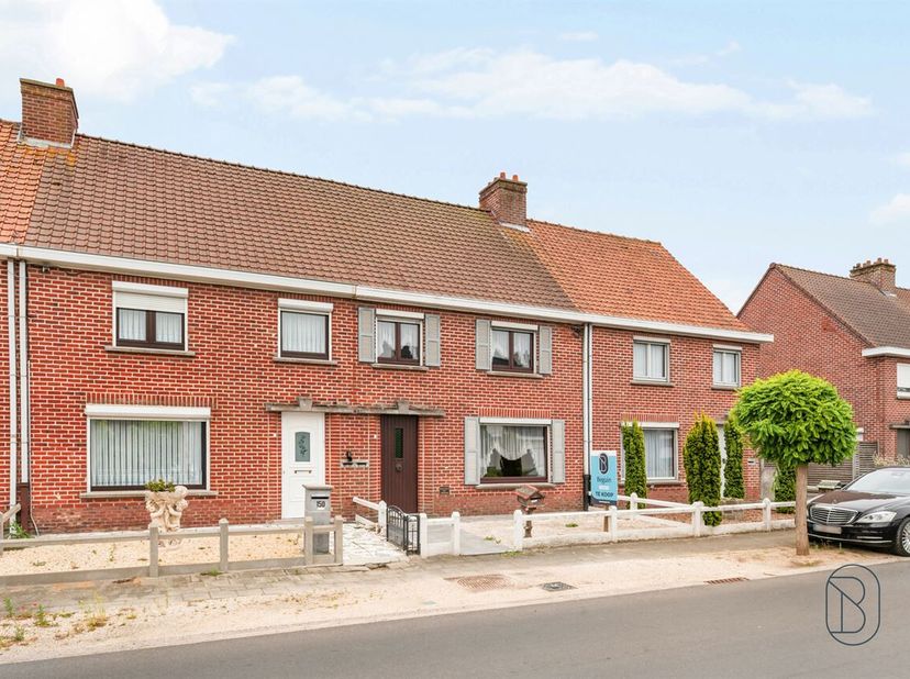 Te koop: woning met garage en uitweg in Oostrozebeke<br />
In Oostrozebeke bevindt zich deze op te frissen woning met een praktische indeling, garage