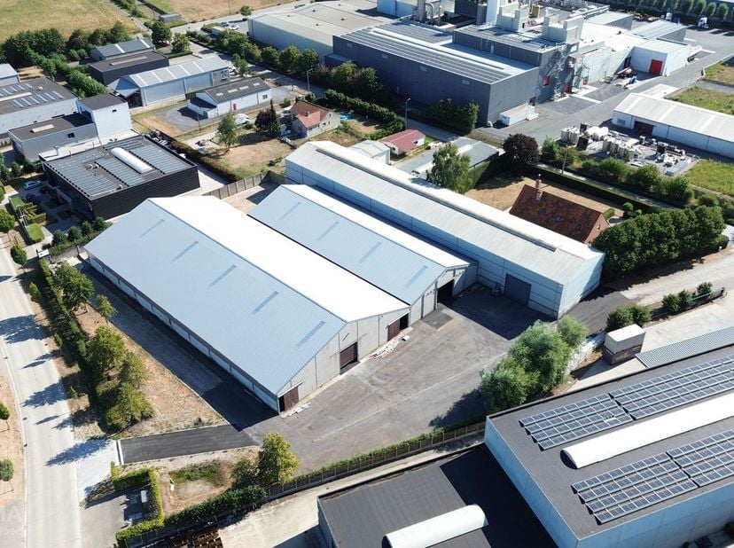 Fantastisch gelegen bedrijfsgebouw van 4.000 m² te huur in Zwevezele.<br />
De magazijnen beschikken over een volledige overspanning met een vrije&amp;nbs