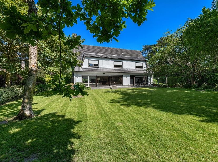 Située dans un environnement résidentiel prisé, cette villa individuelle se trouve sur un magnifique terrain d’environ 1.700 m², parfaitement orienté
