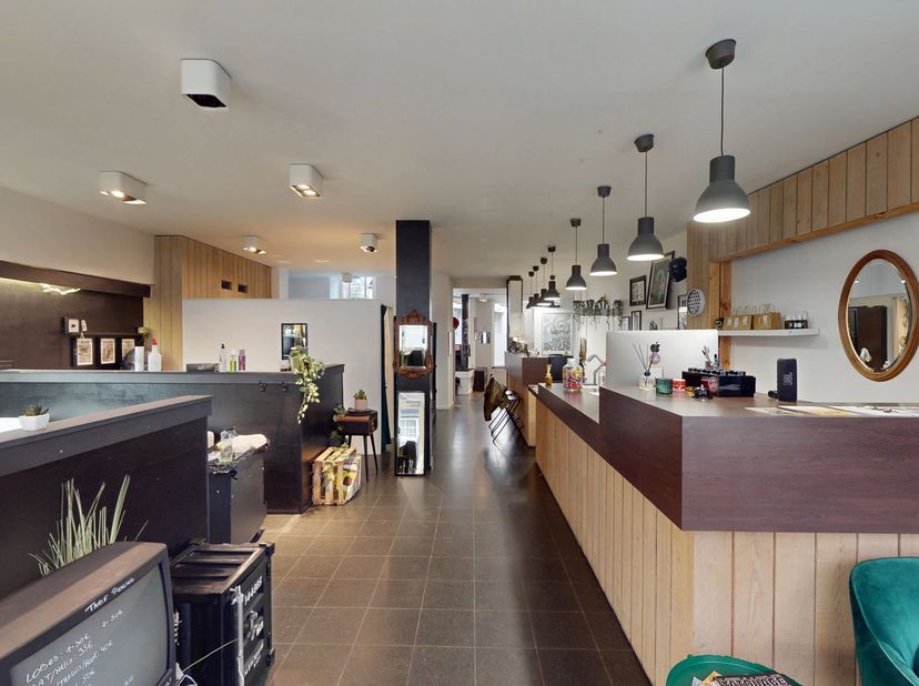 Antoine Immobilier Nandrin vous propose ce rez-de-chaussée commercial de ±120 m² situé au cœur de Huy, dans une rue entièrement piétonne.<br />
Idéale