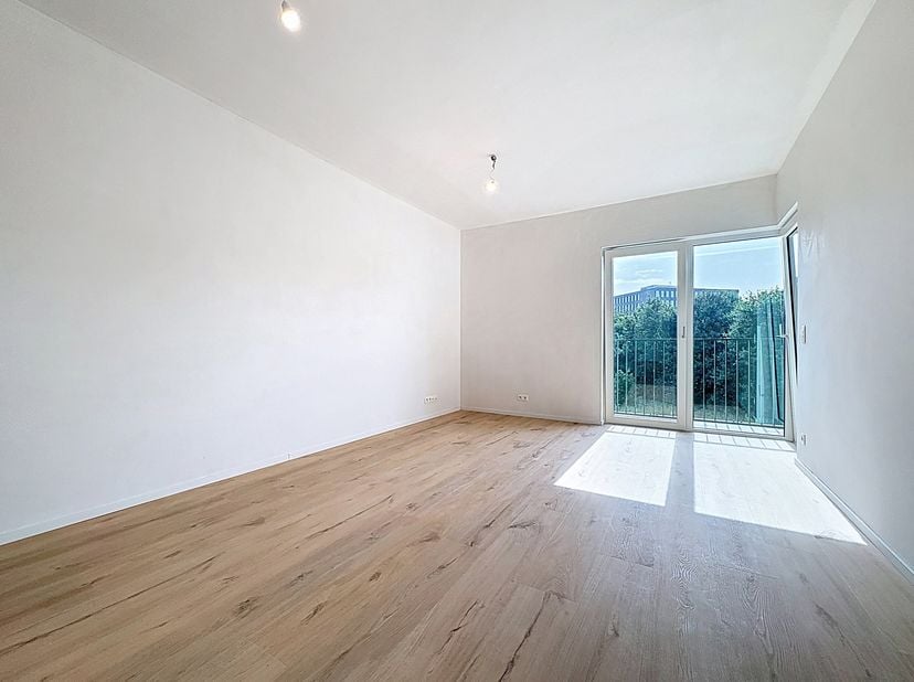 Ligging<br />
Dit net opgeleverd appartement in het project Bloei bevindt zich op een strategische locatie in Sint-Denijs-Westrem. Met de fiets bereik