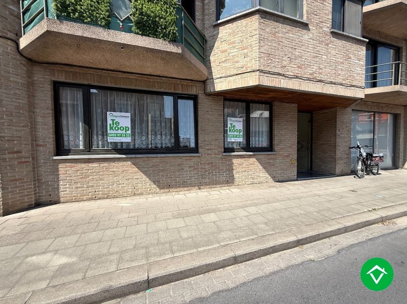 Het appartement is gelegen in het centrum van Roeselare op wandelafstand van de winkelstraat, Geitenpark...<br />
Dit instapklaar appartement is een g