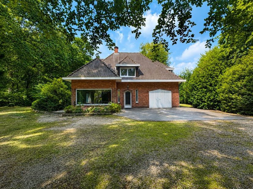 Te renoveren woning op toplocatie in Brasschaat op ruime perceel van 5.300m²<br />
Op een uitstekende locatie in Brasschaat, aan de Max Hermanlei 45,