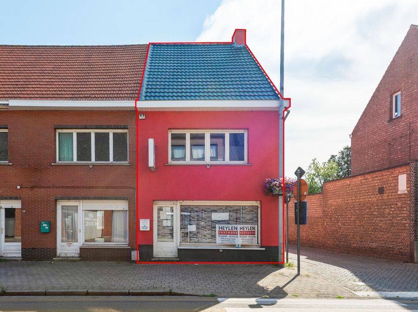 Op te frissen HOB (2 à 3 slpks) met commerciële ruimte <br />
<br />
Deze woning, gebouwd in 1961, onderging doorheen de jaren reeds verschillende b